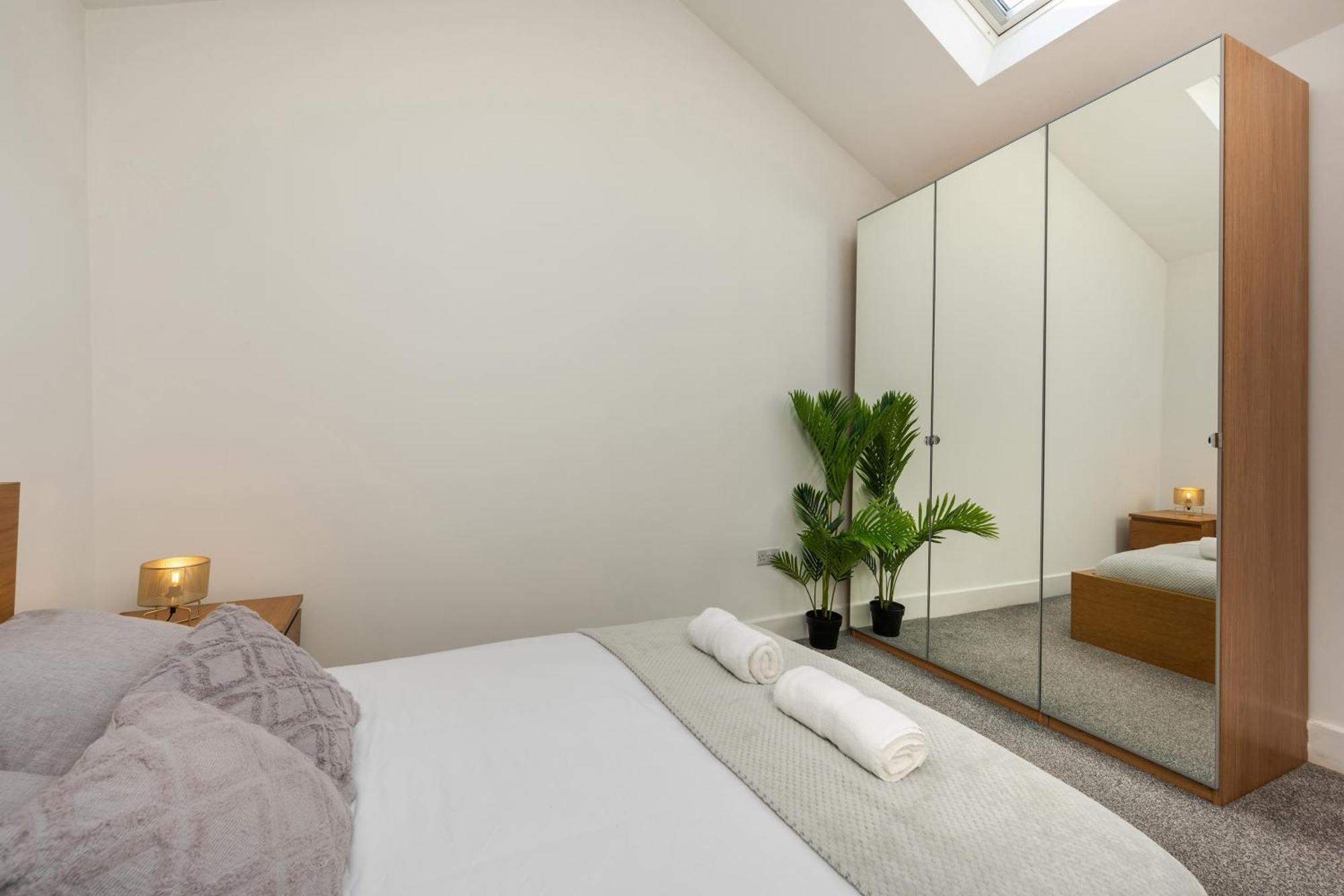 Stylish Two Bedroom Apartment By Central London With Garden Екстер'єр фото