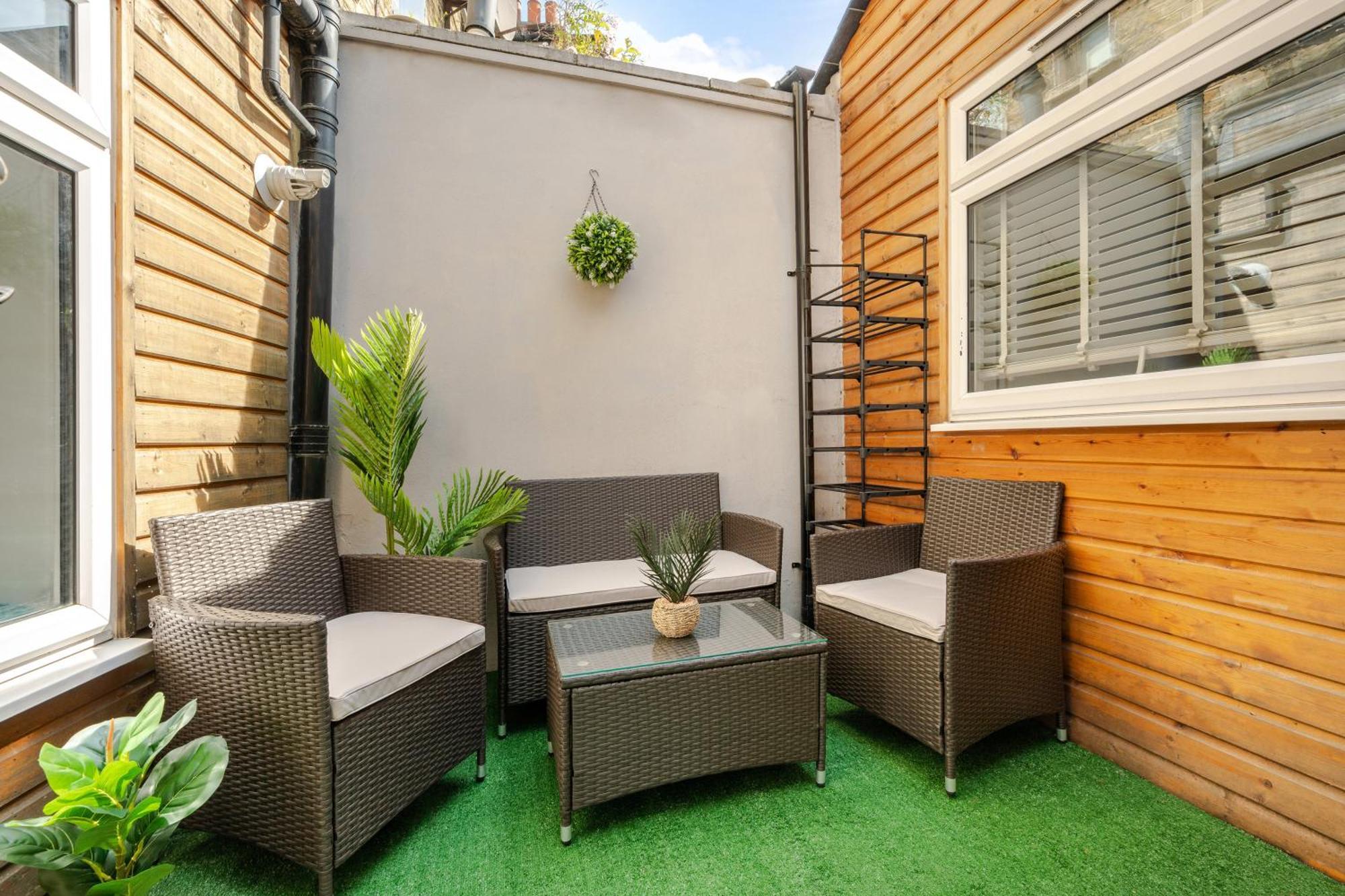 Stylish Two Bedroom Apartment By Central London With Garden Екстер'єр фото